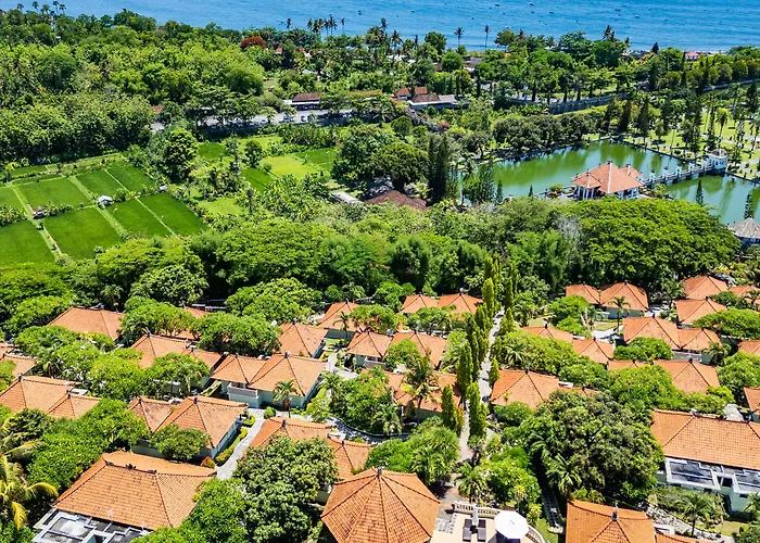 Taman Surgawi & リゾート 4*